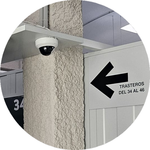Cámara de seguridad junto a cartel.
