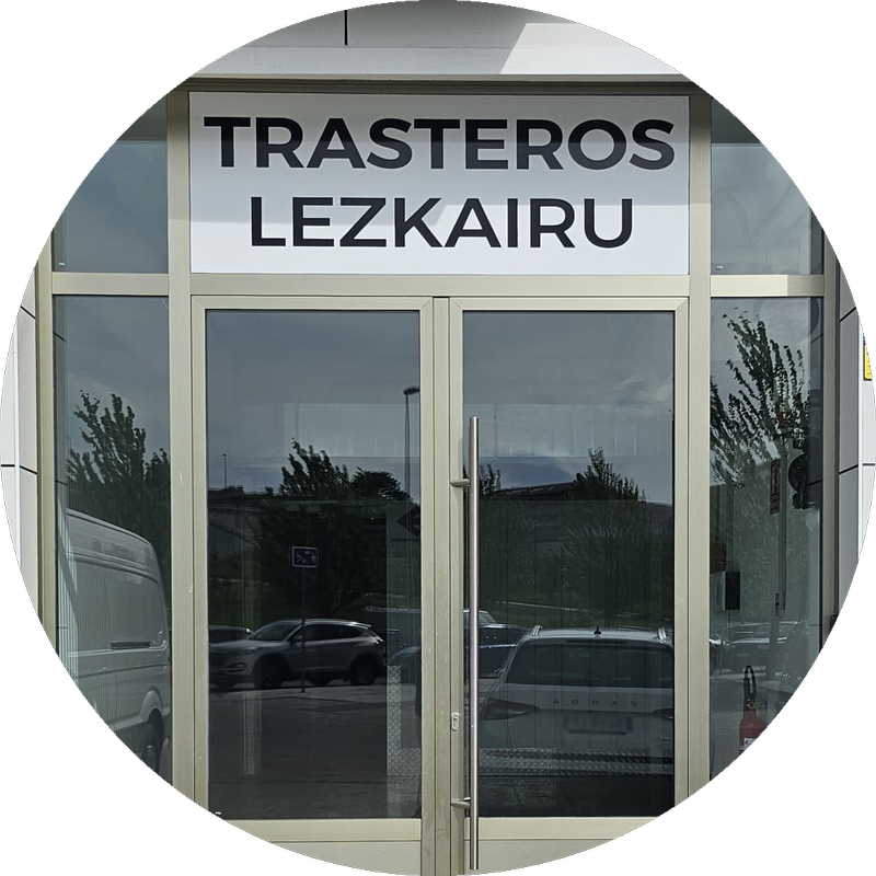 Puerta de entrada de Trasteros Lezkairu